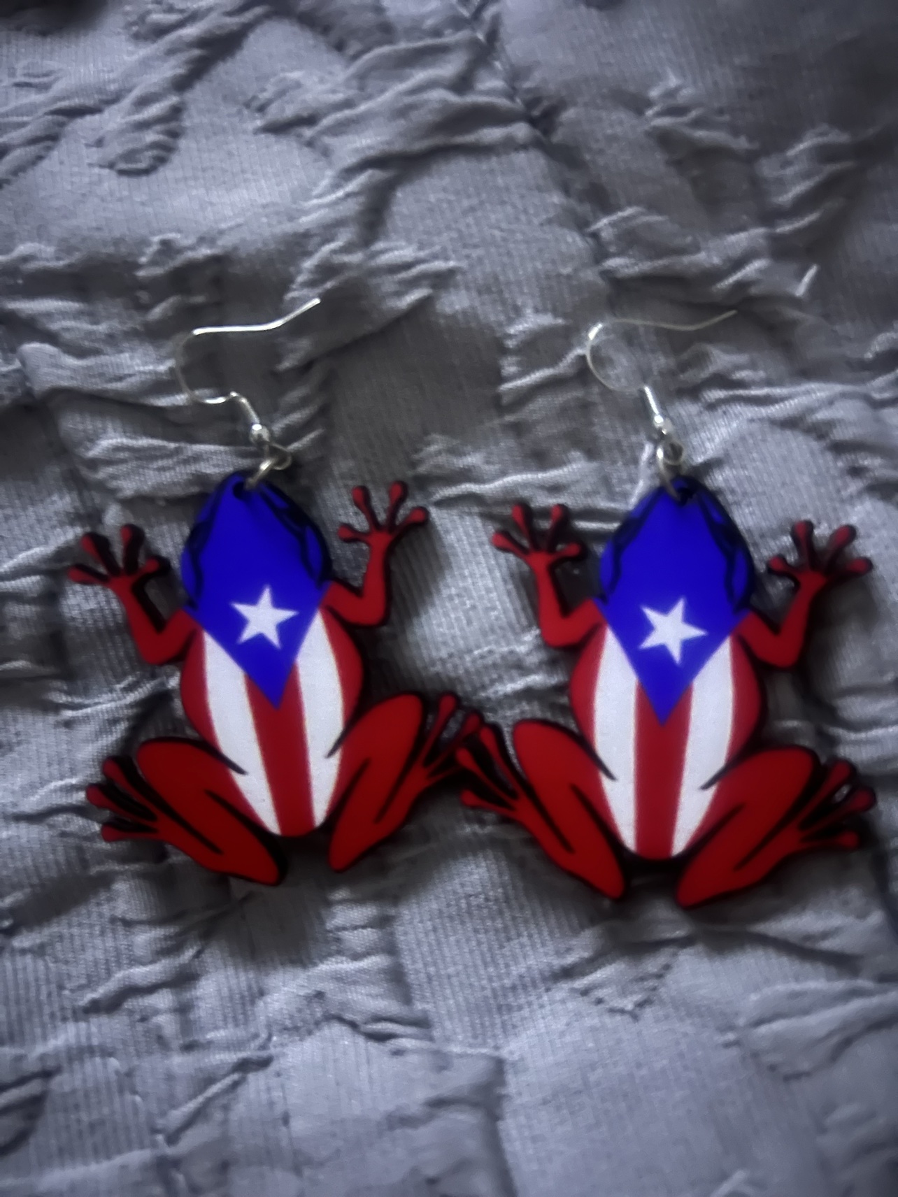 Diseño 10: aretes de coquí con bandera de Puerto Rico